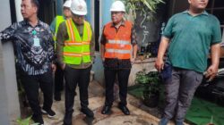 Pilar Saga tinjau progres pembangunan jalan, drainase, dan sumur resapan di Pamulang, Tangsel, meski hujan deras mengguyur.