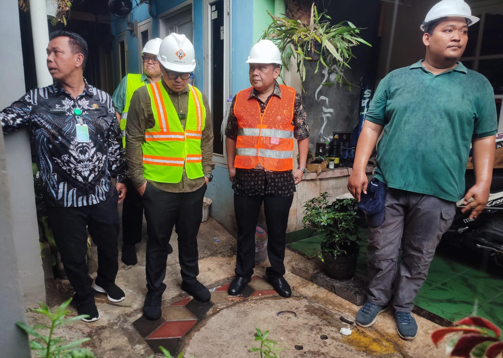 Pilar Saga tinjau progres pembangunan jalan, drainase, dan sumur resapan di Pamulang, Tangsel, meski hujan deras mengguyur.
