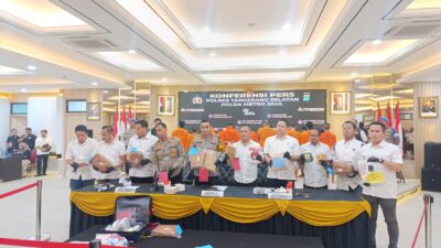 Polres Tangsel ungkap 13 kasus narkoba, amankan 18 tersangka dan ribuan obat terlarang lintas provinsi dengan barang bukti besar.