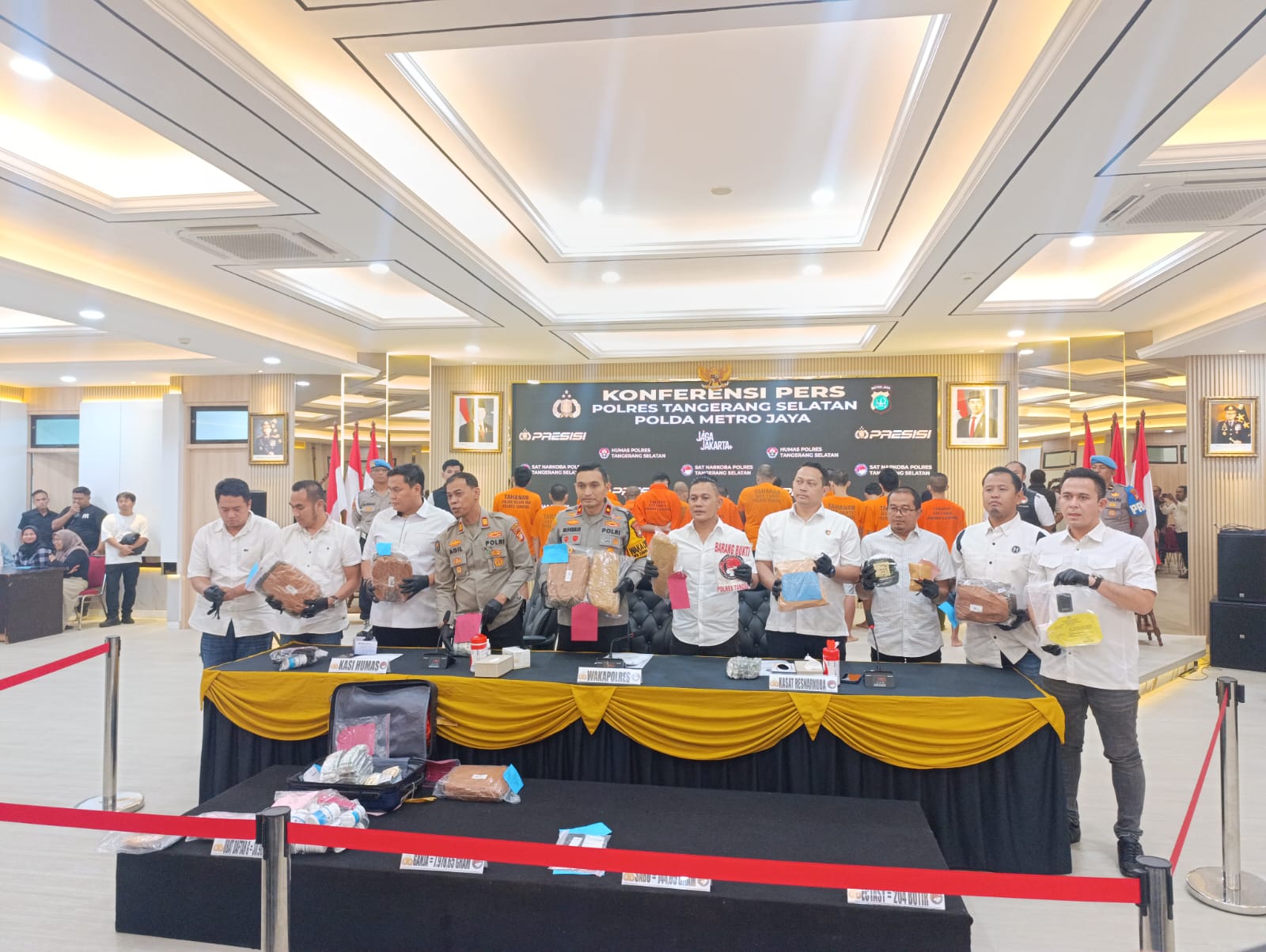 Polres Tangsel ungkap 13 kasus narkoba, amankan 18 tersangka dan ribuan obat terlarang lintas provinsi dengan barang bukti besar.