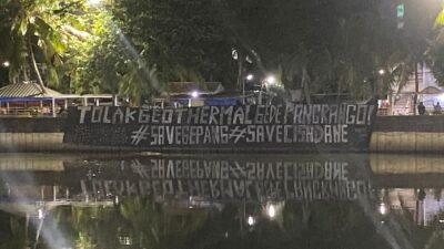Aksi aktivis menolak proyek geothermal Gede Pangrango karena dinilai mengancam air, hutan, dan ekosistem kawasan.