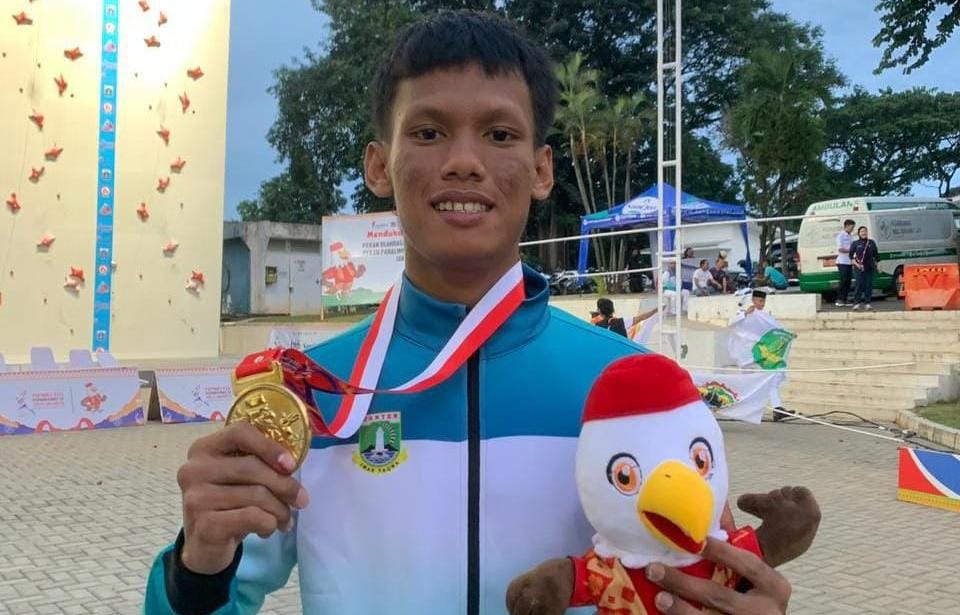 Rama Adimangku, siswa SMKN 7 Tangerang, persembahkan emas untuk Banten di Popnas XVII Jakarta cabang panjat tebing.