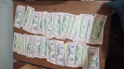 Polda Banten ungkap sindikat uang palsu, sita ribuan rupiah dan dolar. Polisi tangkap dua pelaku, ancam hukuman hingga 15 tahun.