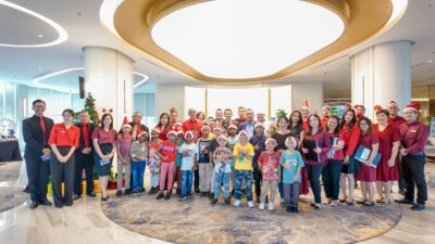 Atria Hotel Gading Serpong gelar Christmas Tree Lighting 2025 & kegiatan sosial untuk anak panti, penuh keceriaan & kasih.