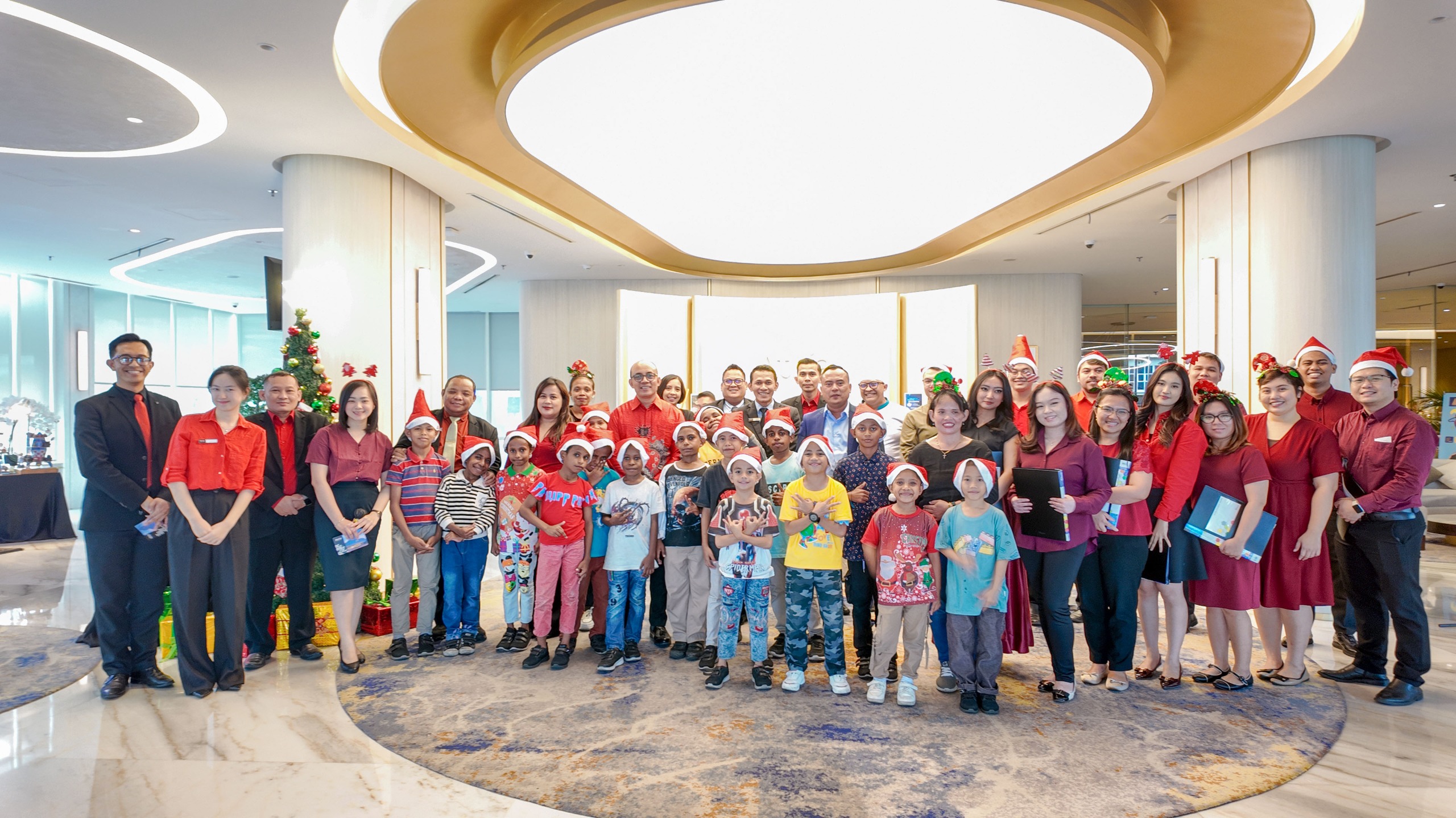 Atria Hotel Gading Serpong gelar Christmas Tree Lighting 2025 & kegiatan sosial untuk anak panti, penuh keceriaan & kasih.