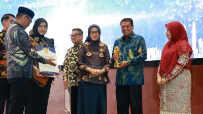 KORPRI Kabupaten Tangerang meraih KORPRI Award 2025 sebagai kepengurusan terbaik nasional, diterima Bupati Maesyal Rasyid.