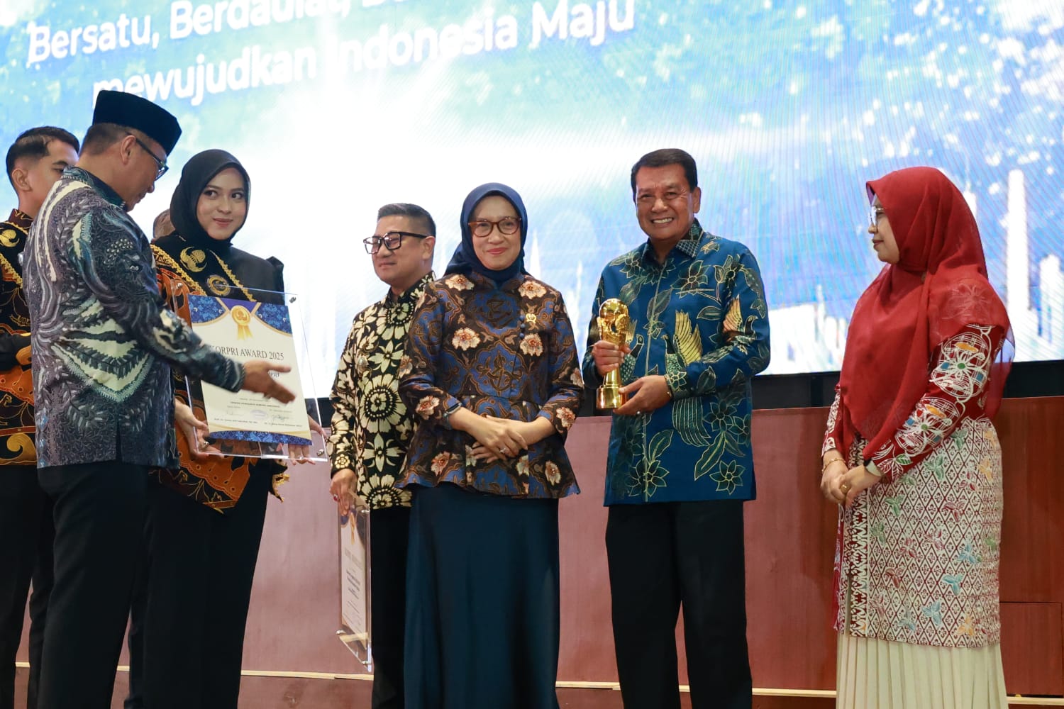 KORPRI Kabupaten Tangerang meraih KORPRI Award 2025 sebagai kepengurusan terbaik nasional, diterima Bupati Maesyal Rasyid.