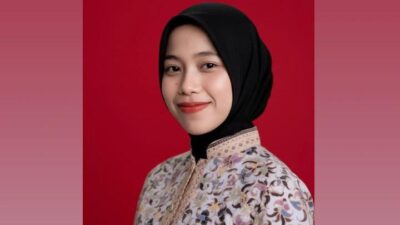 Pembahasan fenomena public speaking anxiety pada mahasiswa, penyebab utama, serta strategi efektif untuk mengurangi kecemasan berbicara.