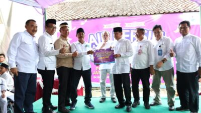 Pemkab Tangerang pasang sambungan air bersih PDAM gratis untuk 250 KK di Desa Tanjakan Mekar melalui program Air Bersih untuk Rakyat.