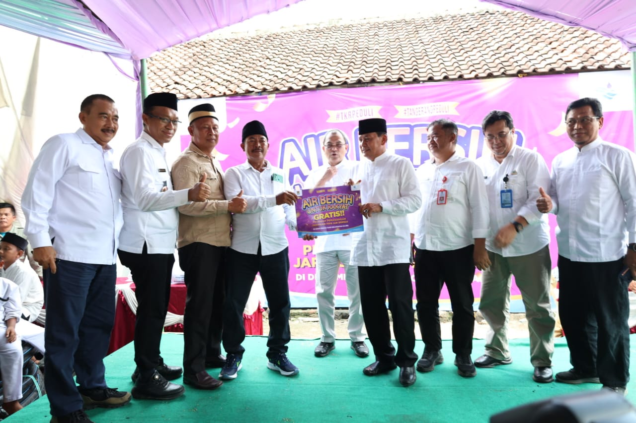 Pemkab Tangerang pasang sambungan air bersih PDAM gratis untuk 250 KK di Desa Tanjakan Mekar melalui program Air Bersih untuk Rakyat.