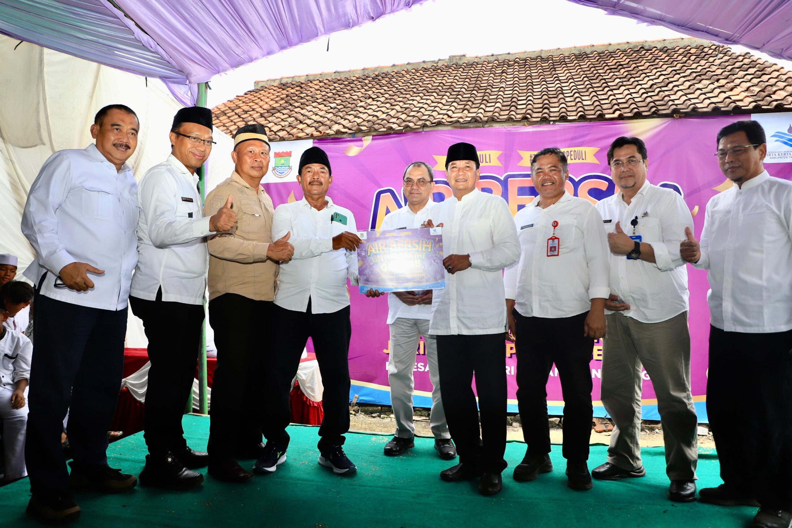 PERUMDAM TKR menyalurkan 250 sambungan air bersih gratis dan sembako bagi warga terdampak TPA Jatiwaringin, Kabupaten Tangerang.