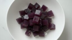 Mahasiswa Universitas Sultan Ageng Tirtayasa mengenalkan Gummy TELUK berbahan bunga telang dan jeruk sebagai camilan alami yang lebih sehat.