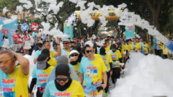 Ribuan peserta meriahkan Tangsel Color Bubble Run 2025 di BSD. Ajang HUT ke-17 Tangsel ini mengajak warga hidup sehat lewat lari penuh warna.
