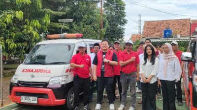 Abraham Garuda Laksono melepas relawan dan ambulans dari Tangerang ke Sumatra–Aceh untuk membantu korban bencana.