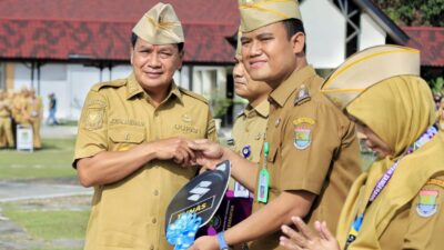 Pemkab Tangerang menyerahkan 28 ambulans Puskesmas keliling ke kelurahan untuk memperkuat layanan kesehatan darurat warga.