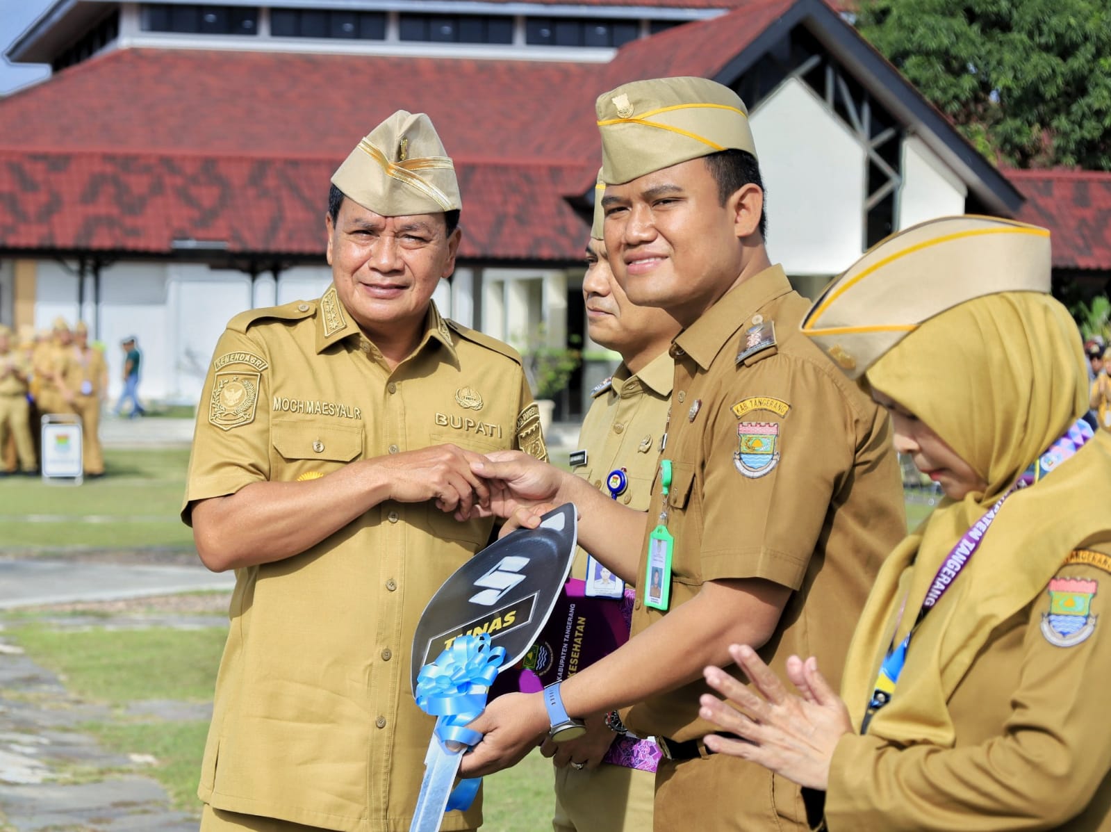 Pemkab Tangerang menyerahkan 28 ambulans Puskesmas keliling ke kelurahan untuk memperkuat layanan kesehatan darurat warga.