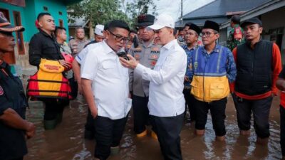 Gubernur Banten tinjau banjir Serang, fokus bantu warga dan normalisasi Sungai Cikalumpa untuk cegah luapan air.