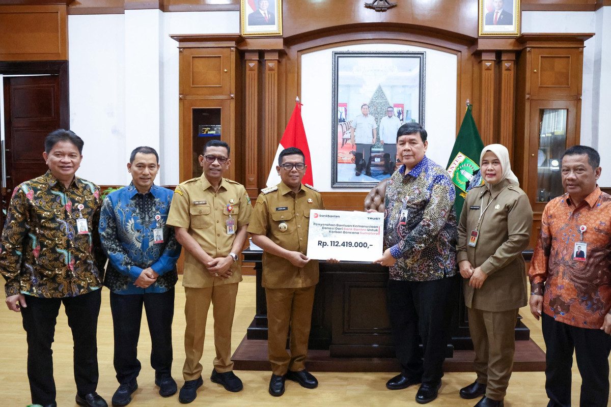Bank Banten menyalurkan Rp112,4 juta kepada Pemprov Banten untuk membantu korban banjir Sumatera melalui program penggalangan dana.