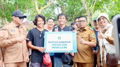 Gubernur Banten Andra Soni menyerahkan bantuan kapal kepada nelayan Carita Pandeglang untuk meningkatkan kesejahteraan pesisir.