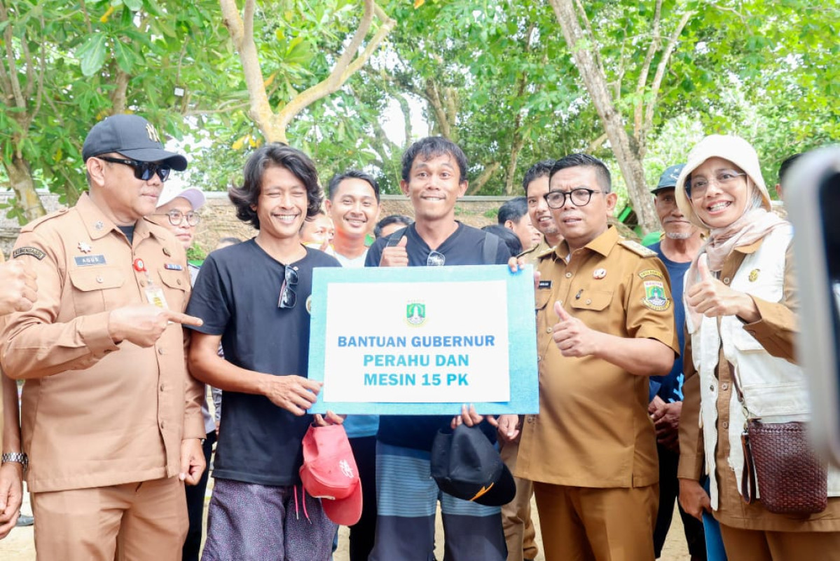 Gubernur Banten Andra Soni menyerahkan bantuan kapal kepada nelayan Carita Pandeglang untuk meningkatkan kesejahteraan pesisir.