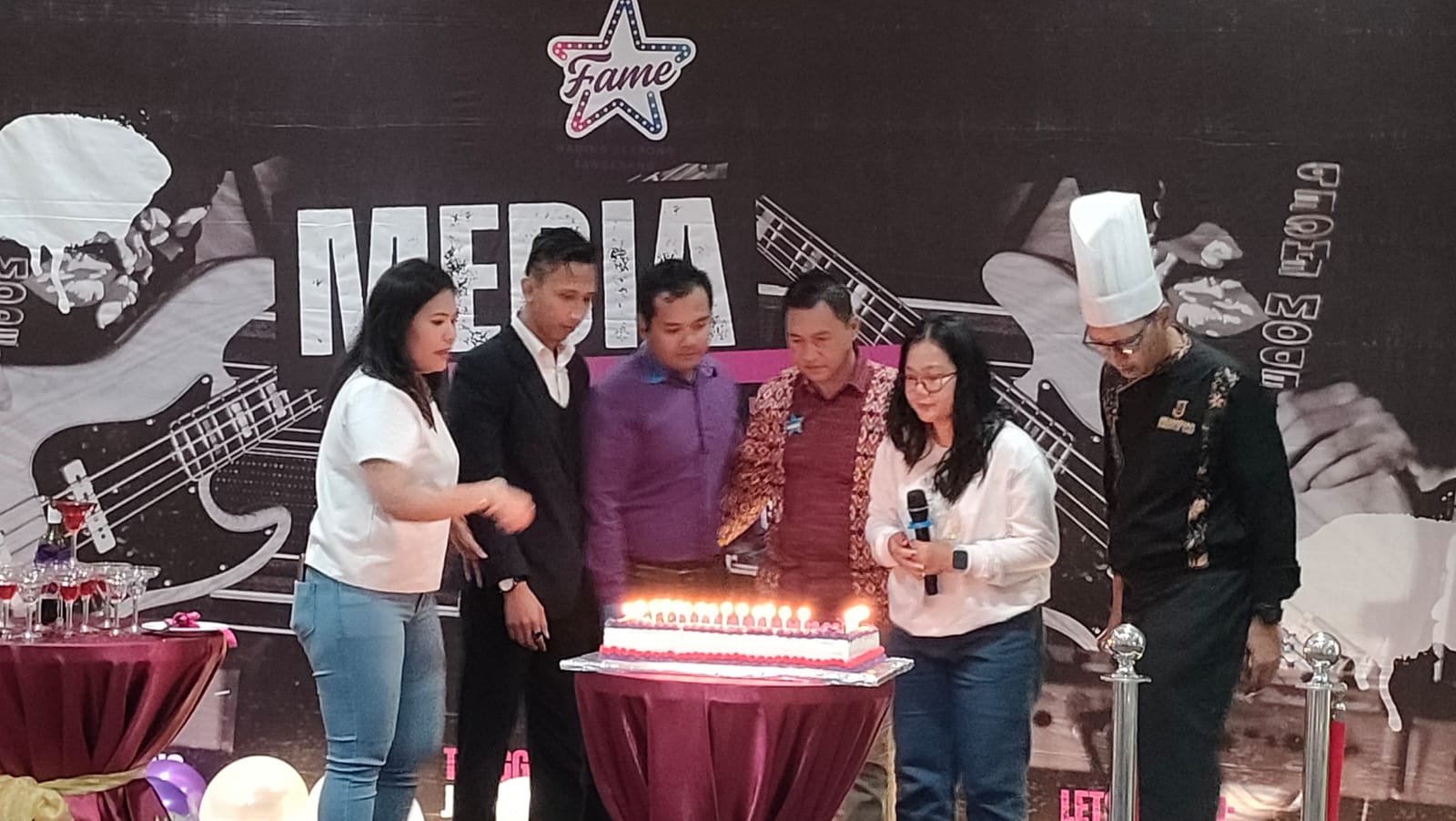 Fame Hotel Gading Serpong rayakan ulang tahun ke-13, adakan open donasi bersama BAZNAS dan media gathering seru.