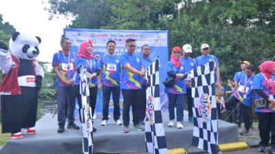 Ribuan keluarga Al-Azhar meriahkan FUNWALK ALFEST 2025 di Tangsel, penuh kebersamaan, kepedulian sosial, dan hiburan.