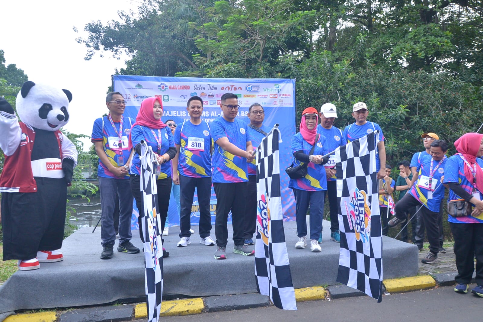 Ribuan keluarga Al-Azhar meriahkan FUNWALK ALFEST 2025 di Tangsel, penuh kebersamaan, kepedulian sosial, dan hiburan.
