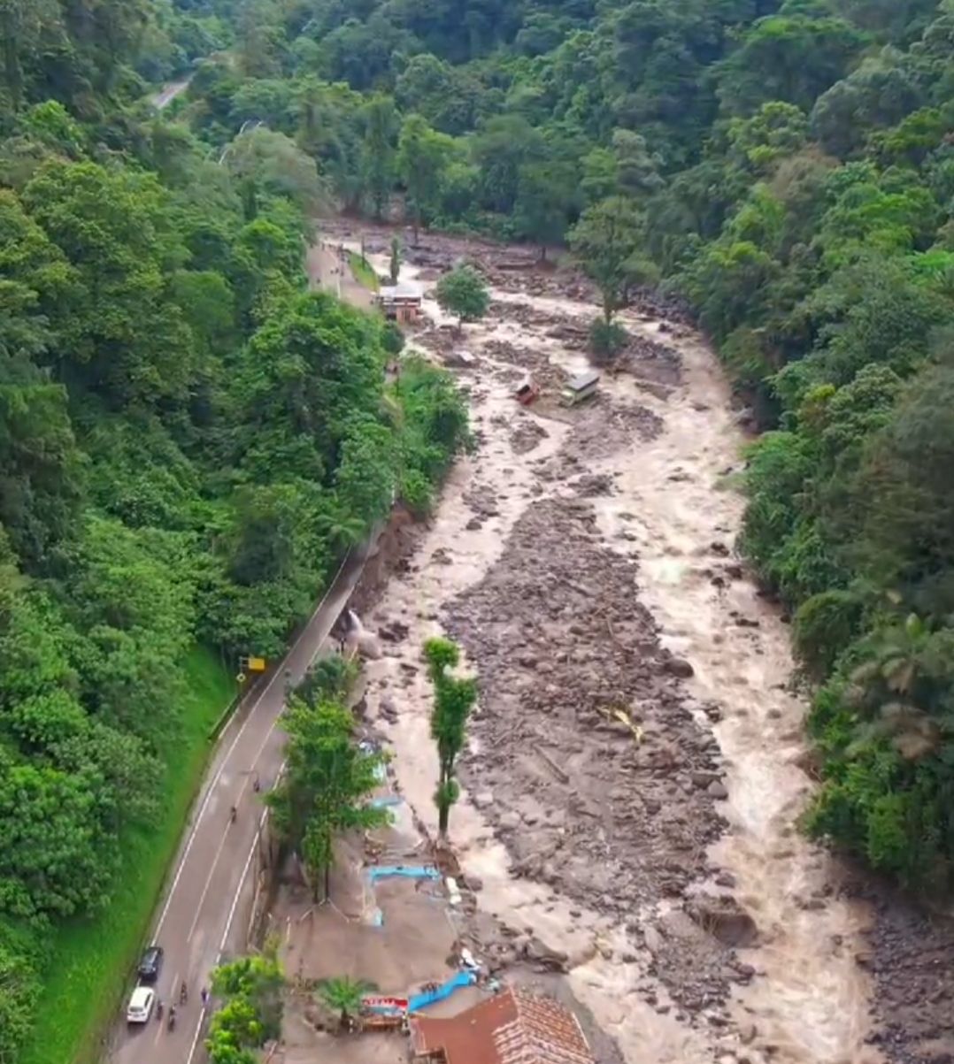 Galodo Sumatera Barat 2025: banjir bandang akibat kerusakan hutan, hilangnya peran hulu, dan perjuangan mitigasi bencana.