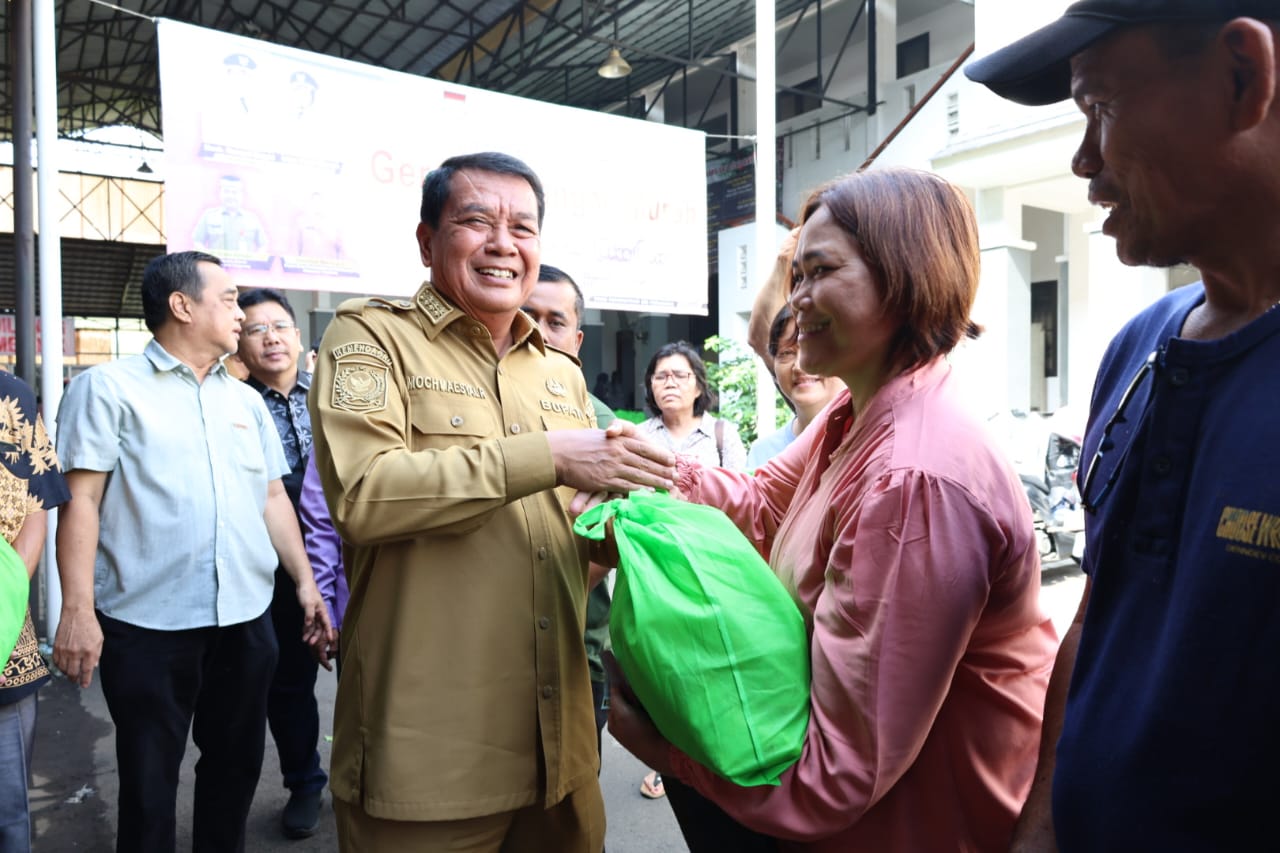 Pemkab Tangerang menggelar Gerakan Pangan Murah dengan menyalurkan 1.000 paket sembako subsidi jelang Natal dan Tahun Baru.