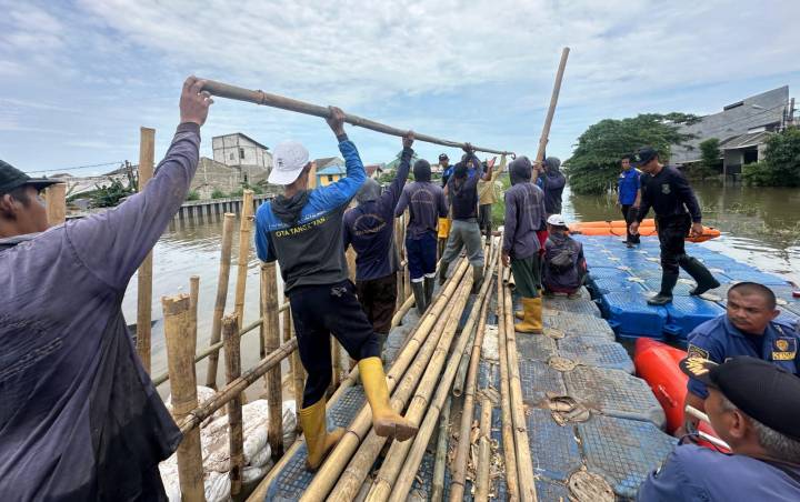 Pemkot Tangerang menyiagakan 800 personel, ratusan pompa dan alat berat untuk mengantisipasi banjir jelang puncak musim hujan akhir tahun.