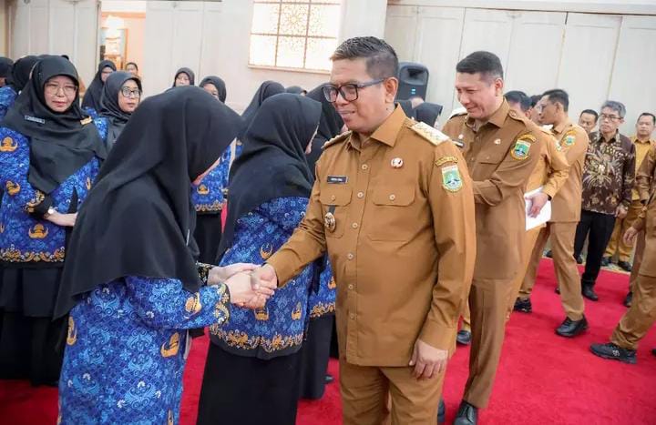 Gubernur Banten Andra Soni melantik 64 pejabat fungsional, menegaskan komitmen sekolah gratis, mutu pendidikan, dan netralitas ASN.