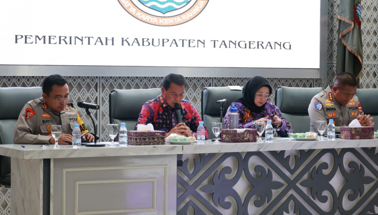 Pemkab Tangerang menghentikan sementara operasional truk tambang non-tol jelang Natal 2025 dan Tahun Baru 2026.