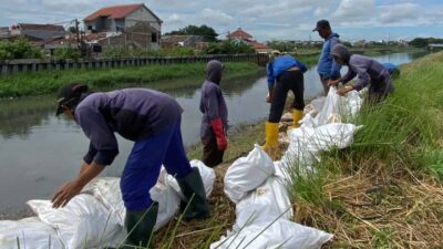 Pemkot Tangerang memperkuat mitigasi banjir dengan peremajaan ribuan kisdam di Kali Ledug Periuk jelang puncak musim hujan.
