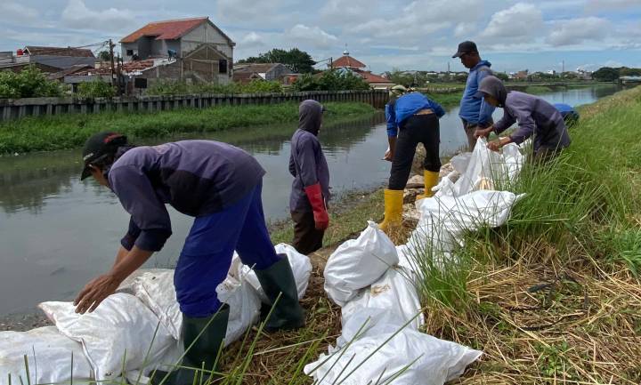 Pemkot Tangerang memperkuat mitigasi banjir dengan peremajaan ribuan kisdam di Kali Ledug Periuk jelang puncak musim hujan.