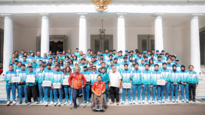 Banten naik ke lima besar Popnas 2025, Gubernur Andra Soni memberi bonus atlet berprestasi dan menegaskan dukungan penuh pembinaan olahraga.