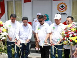Didampingi Gubernur Banten, Bupati Tangerang Resmikan Pos Kesehatan Merah Putih di Pasar Kelapa Dua