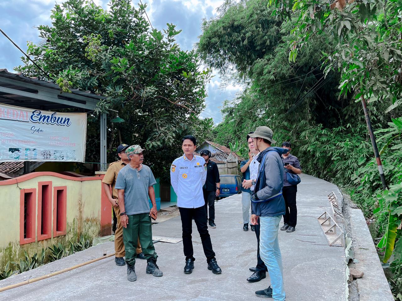 Percepatan pembangunan Jalan Kadomas–Banjar di Pandeglang lewat Program Bang Andra tingkatkan ekonomi dan mobilitas warga.