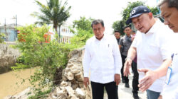 Bupati Tangerang meninjau tanggul jebol di Mustika Tigaraksa dan memerintahkan penanganan cepat untuk mencegah luapan sungai.