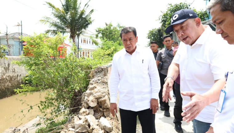 Bupati Tangerang meninjau tanggul jebol di Mustika Tigaraksa dan memerintahkan penanganan cepat untuk mencegah luapan sungai.