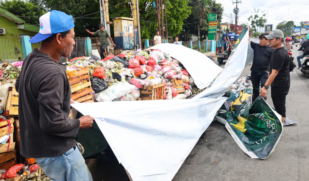 Pemkot Tangsel bergerak cepat menangani tumpukan sampah di Ciputat dan Serpong demi menekan bau dan menjaga kenyamanan warga.