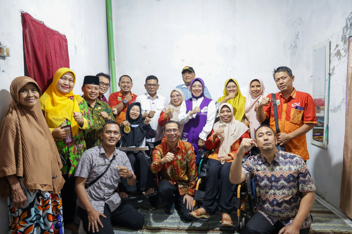 Gubernur Banten Andra Soni mengunjungi atlet paralimpik Handayani asal Cilegon, peraih emas boccia BC1 ASEAN Para Games 2026.