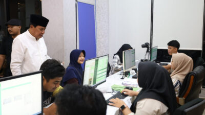 Bupati Tangerang mengapresiasi inovasi layanan administrasi malam hari di Kecamatan Curug untuk memudahkan warga pekerja industri.