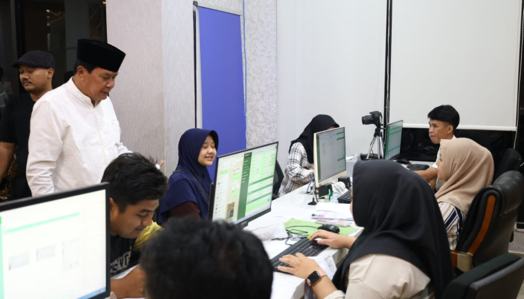 Bupati Tangerang mengapresiasi inovasi layanan administrasi malam hari di Kecamatan Curug untuk memudahkan warga pekerja industri.