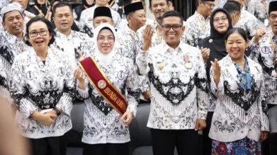 Gubernur Banten Andra Soni meraih Anugerah Dwi Praja dari PB PGRI atas komitmen memajukan pendidikan dan program sekolah gratis.