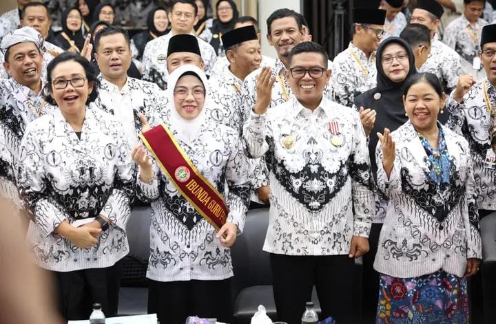 Gubernur Banten Andra Soni meraih Anugerah Dwi Praja dari PB PGRI atas komitmen memajukan pendidikan dan program sekolah gratis.