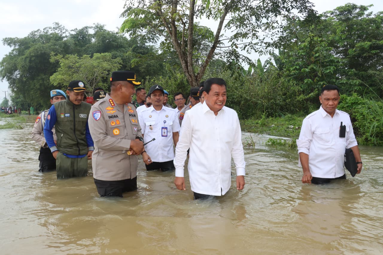 Bupati Tangerang meninjau banjir Desa Pasir Ampo akibat jebolnya tanggul Sungai Cidurian dan berkoordinasi dengan BBWS C3.