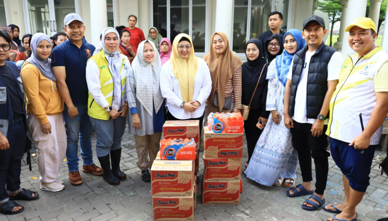 Wakil Bupati Tangerang Intan Nurul Hikmah meninjau banjir di Kresek, memastikan keselamatan warga serta penyaluran bantuan.