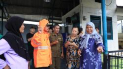 Wali Kota Tangerang Sachrudin meninjau banjir dan memastikan keselamatan warga melalui posko kesehatan, pengungsian, dan bantuan logistik.