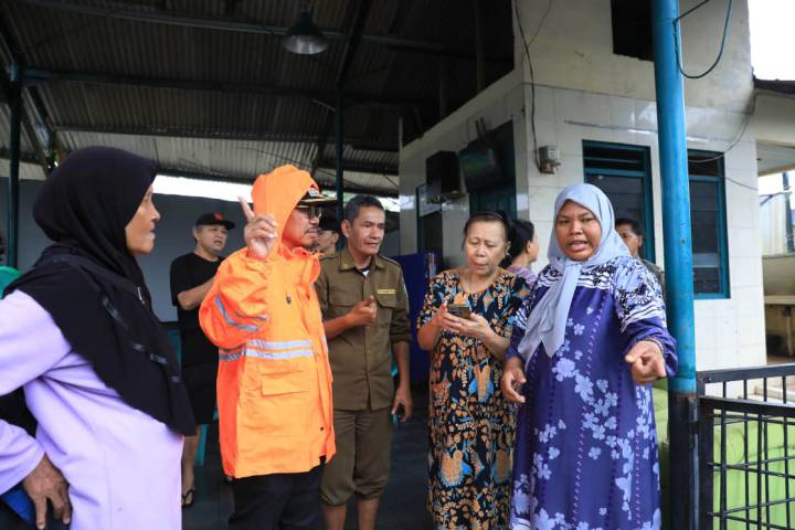 Wali Kota Tangerang Sachrudin meninjau banjir dan memastikan keselamatan warga melalui posko kesehatan, pengungsian, dan bantuan logistik.
