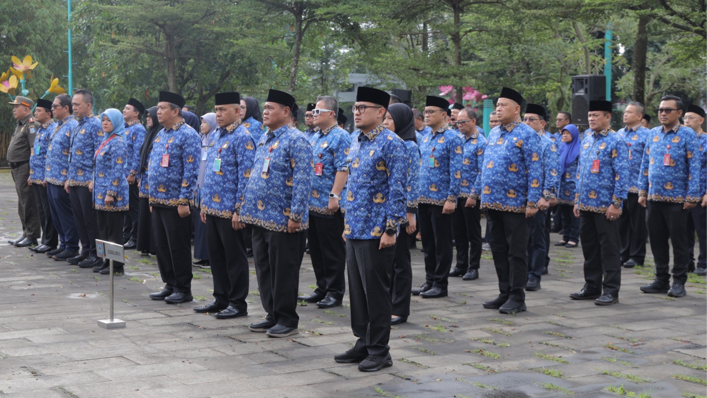 Wali Kota Tangsel Benyamin Davnie mengajak ASN menjadi pelopor budaya bersih melalui biopori dan pengurangan plastik sekali pakai.
